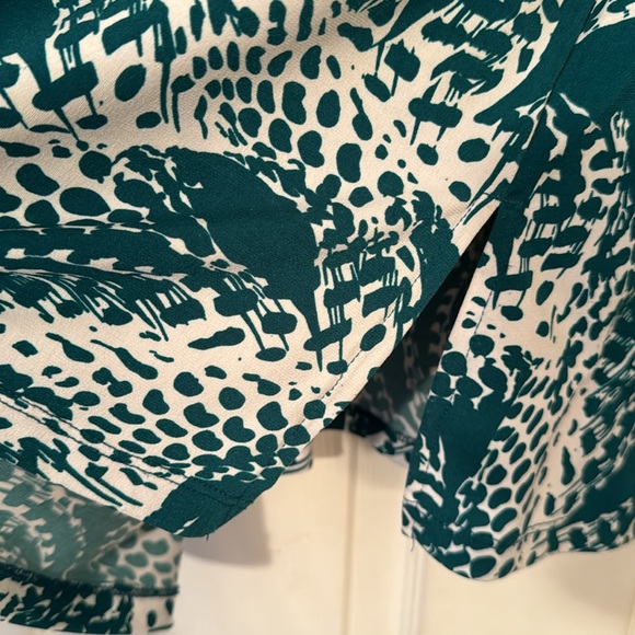 George Beaded V-Neck green and white Tunic NWOT Abstract coloring. - Picture 7 of 10